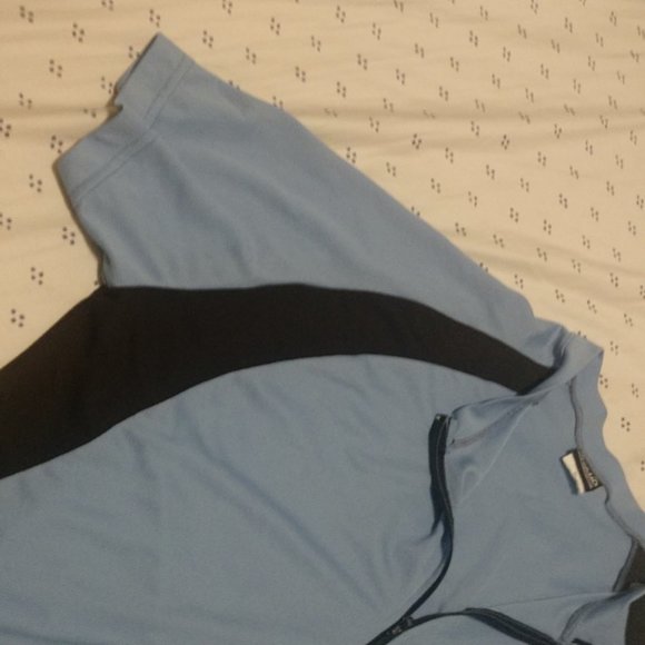 ๐ Bundle- athletic tops in great condition! ๐๐ฒ๐๏ธโโ๏ธ - Picture 10 of 12